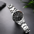 Reloj CURREN Blanche para Mujer – Elegancia Plateada con Esfera Negra Texturizada y Calendario