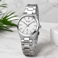 Reloj CURREN Blanche para Mujer – Elegancia Plateada con Esfera Blanca Texturizada y Calendario