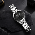 Reloj CURREN Blanche para Mujer – Elegancia Plateada con Esfera Azul Texturizada y Calendario